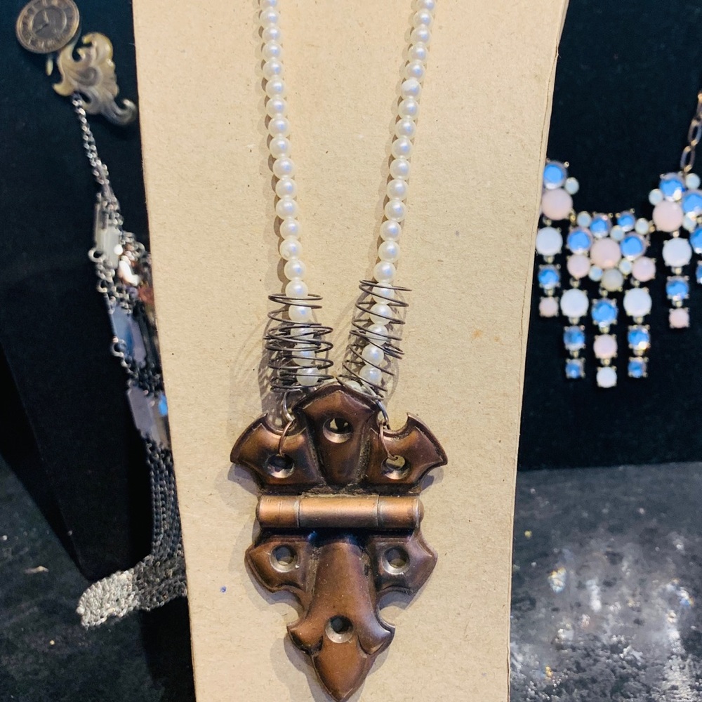 🦄 faux pearl steampunk Victorian bronze necklace